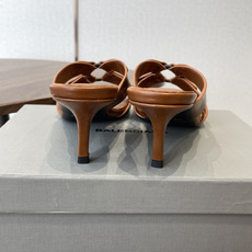 Balenciaga26ss春夏新款铆钉镂空高跟凉拖利落大气的露趾方头剪裁,自带利落高级质感,经典交叉镂 Balenciaga26ss春夏新款铆钉镂空高跟凉拖利落大气的露趾方头剪裁,自带利落高级质感,经典交叉镂
