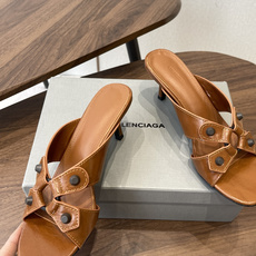 Balenciaga26ss春夏新款铆钉镂空高跟凉拖利落大气的露趾方头剪裁,自带利落高级质感,经典交叉镂 Balenciaga26ss春夏新款铆钉镂空高跟凉拖利落大气的露趾方头剪裁,自带利落高级质感,经典交叉镂