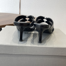 Balenciaga26ss春夏新款铆钉镂空高跟凉拖利落大气的露趾方头剪裁,自带利落高级质感,经典交叉镂 Balenciaga26ss春夏新款铆钉镂空高跟凉拖利落大气的露趾方头剪裁,自带利落高级质感,经典交叉镂