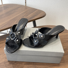 Balenciaga26ss春夏新款铆钉镂空高跟凉拖利落大气的露趾方头剪裁,自带利落高级质感,经典交叉镂 Balenciaga26ss春夏新款铆钉镂空高跟凉拖利落大气的露趾方头剪裁,自带利落高级质感,经典交叉镂
