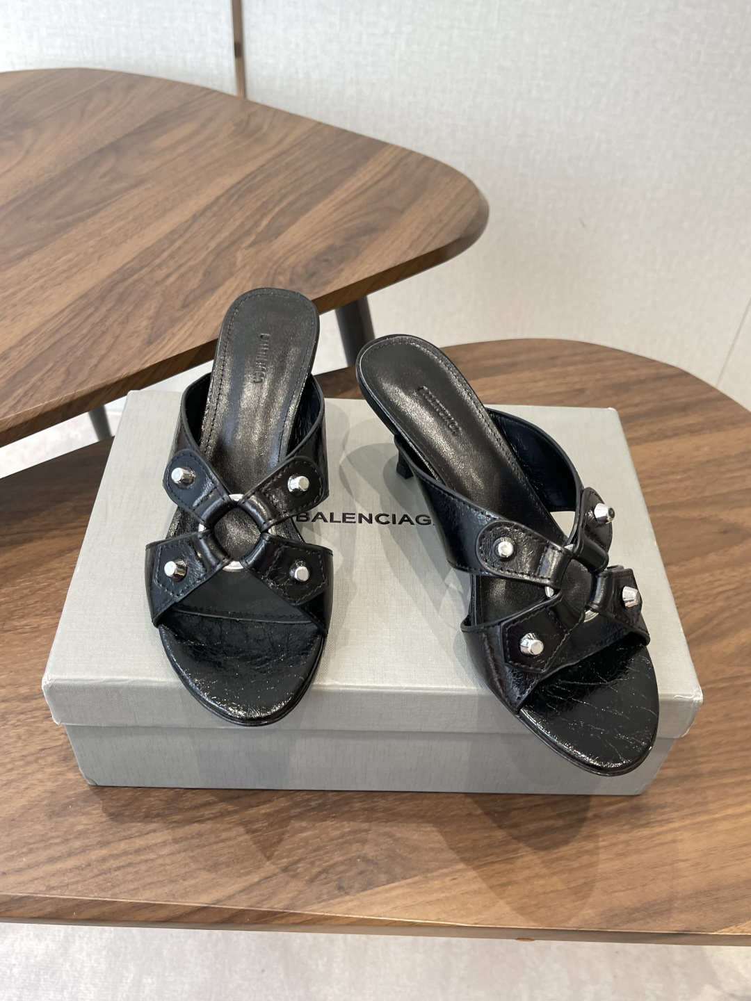 Balenciaga26ss春夏新款铆钉镂空高跟凉拖利落大气的露趾方头剪裁,自带利落高级质感,经典交叉镂 Balenciaga26ss春夏新款铆钉镂空高跟凉拖利落大气的露趾方头剪裁,自带利落高级质感,经典交叉镂