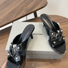Balenciaga26ss春夏新款铆钉镂空高跟凉拖利落大气的露趾方头剪裁,自带利落高级质感,经典交叉镂 Balenciaga26ss春夏新款铆钉镂空高跟凉拖利落大气的露趾方头剪裁,自带利落高级质感,经典交叉镂