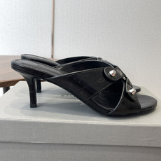 Balenciaga26ss春夏新款铆钉镂空高跟凉拖利落大气的露趾方头剪裁,自带利落高级质感,经典交叉镂 Balenciaga26ss春夏新款铆钉镂空高跟凉拖利落大气的露趾方头剪裁,自带利落高级质感,经典交叉镂