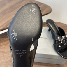 Balenciaga26ss春夏新款铆钉镂空高跟凉拖利落大气的露趾方头剪裁,自带利落高级质感,经典交叉镂 Balenciaga26ss春夏新款铆钉镂空高跟凉拖利落大气的露趾方头剪裁,自带利落高级质感,经典交叉镂