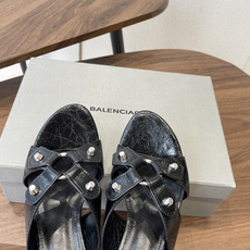 Balenciaga26ss春夏新款铆钉镂空高跟凉拖利落大气的露趾方头剪裁,自带利落高级质感,经典交叉镂 Balenciaga26ss春夏新款铆钉镂空高跟凉拖利落大气的露趾方头剪裁,自带利落高级质感,经典交叉镂