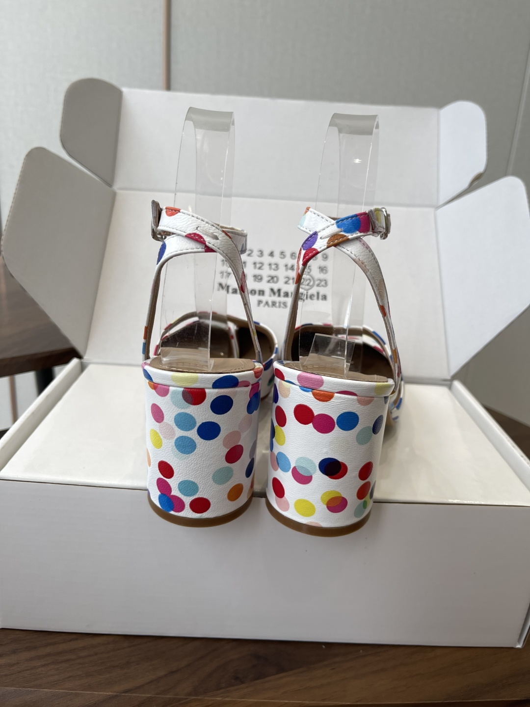Maison Margiela26SS 春夏新款限定波点分趾鞋经典Tabi分趾造型延续品牌标志性风格,辨 Maison Margiela26SS 春夏新款限定波点分趾鞋经典Tabi分趾造型延续品牌标志性风格,辨