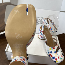 Maison Margiela26SS 春夏新款限定波点分趾鞋经典Tabi分趾造型延续品牌标志性风格,辨 Maison Margiela26SS 春夏新款限定波点分趾鞋经典Tabi分趾造型延续品牌标志性风格,辨