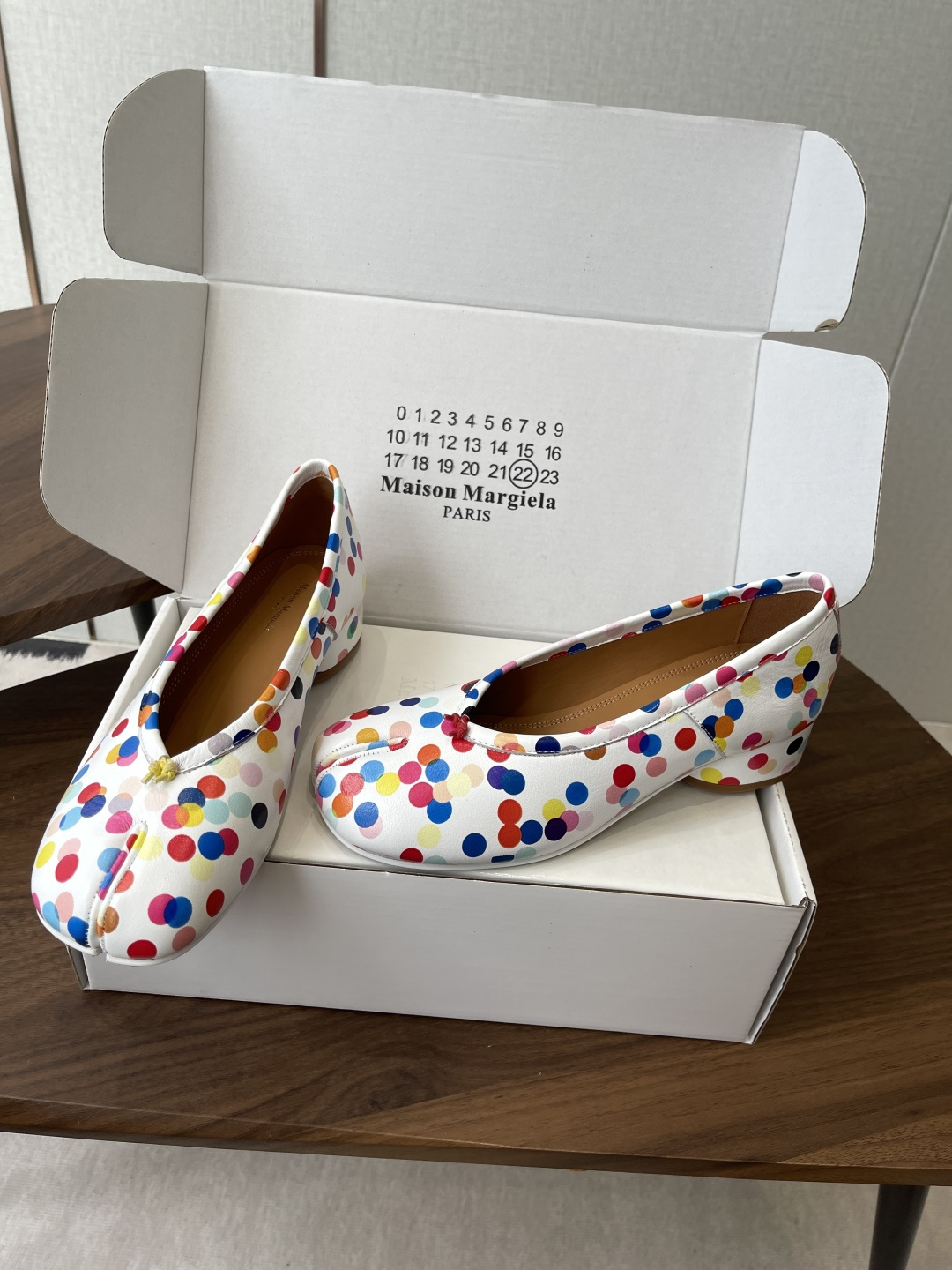 Maison Margiela26SS 春夏新款限定波点分趾鞋经典Tabi分趾造型延续品牌标志性风格,辨 Maison Margiela26SS 春夏新款限定波点分趾鞋经典Tabi分趾造型延续品牌标志性风格,辨