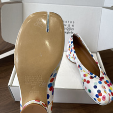 Maison Margiela26SS 春夏新款限定波点分趾鞋经典Tabi分趾造型延续品牌标志性风格,辨 Maison Margiela26SS 春夏新款限定波点分趾鞋经典Tabi分趾造型延续品牌标志性风格,辨