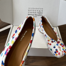 Maison Margiela26SS 春夏新款限定波点分趾鞋经典Tabi分趾造型延续品牌标志性风格,辨 Maison Margiela26SS 春夏新款限定波点分趾鞋经典Tabi分趾造型延续品牌标志性风格,辨