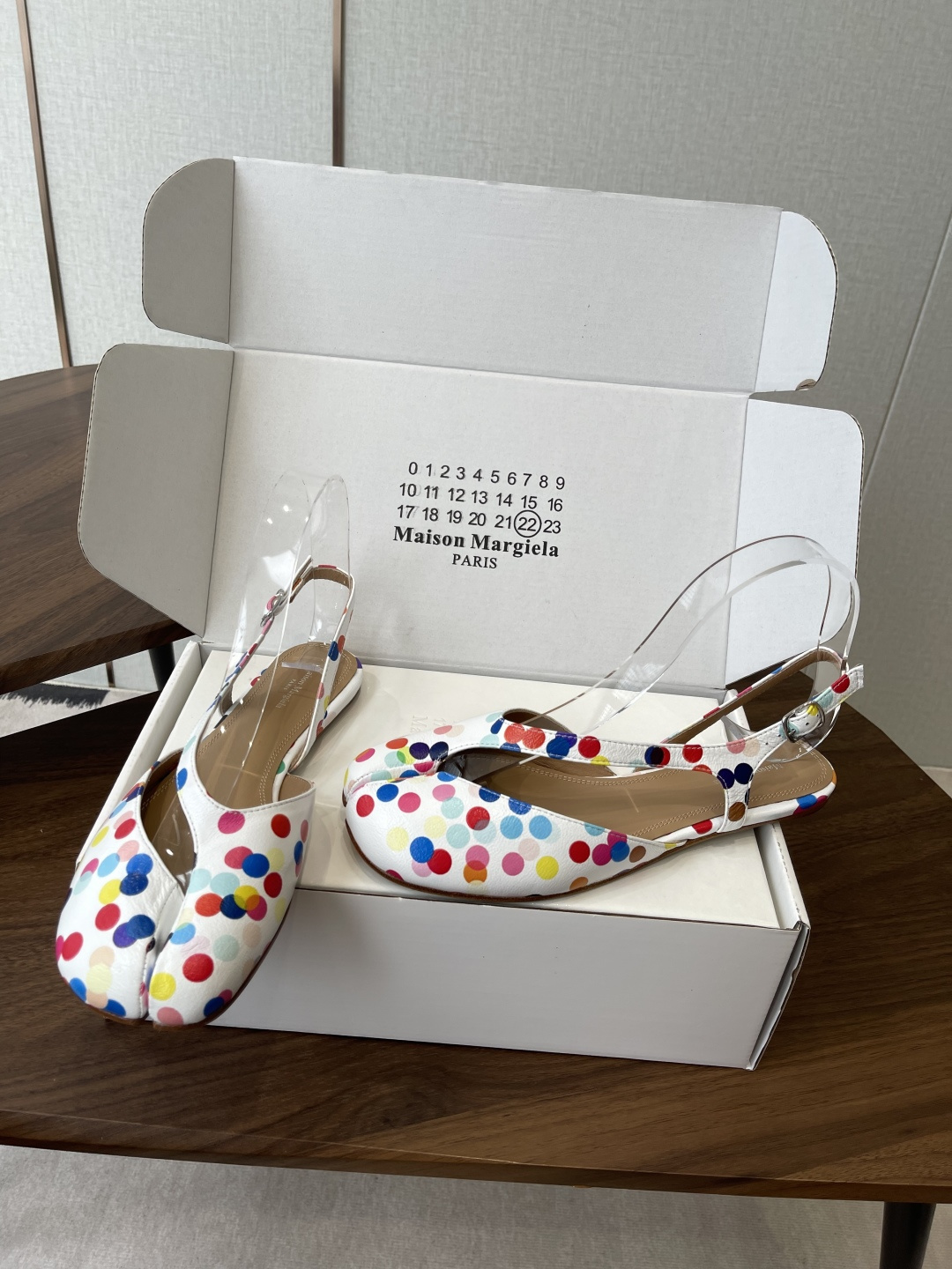 Maison Margiela26SS 春夏新款限定波点分趾鞋经典Tabi分趾造型延续品牌标志性风格,辨 Maison Margiela26SS 春夏新款限定波点分趾鞋经典Tabi分趾造型延续品牌标志性风格,辨