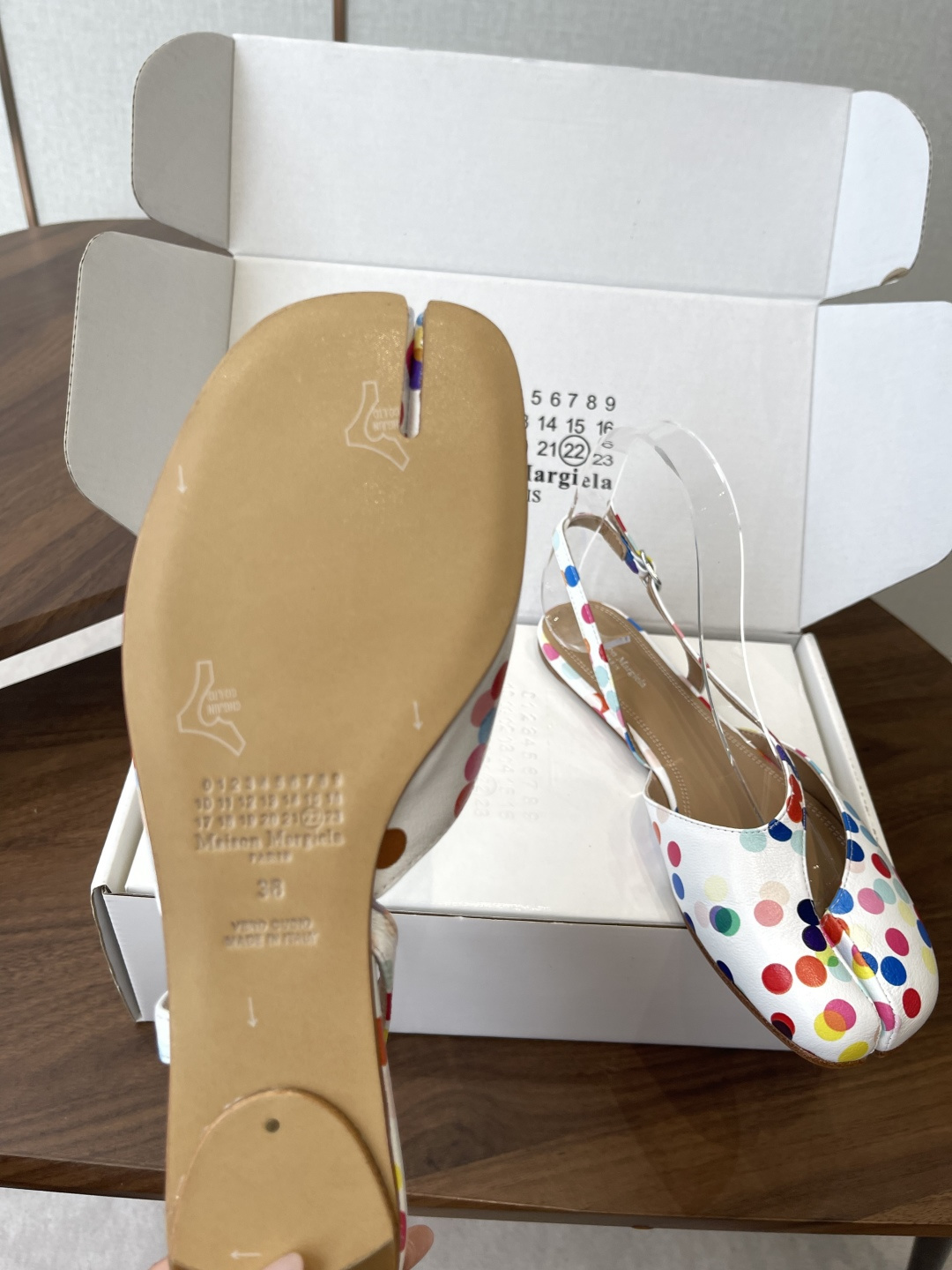 Maison Margiela26SS 春夏新款限定波点分趾鞋经典Tabi分趾造型延续品牌标志性风格,辨 Maison Margiela26SS 春夏新款限定波点分趾鞋经典Tabi分趾造型延续品牌标志性风格,辨