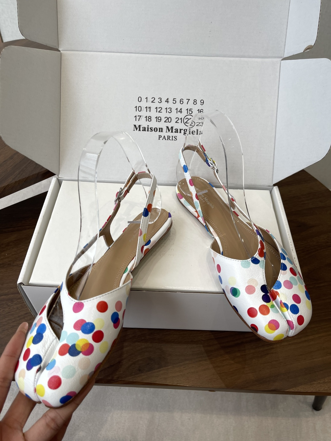 Maison Margiela26SS 春夏新款限定波点分趾鞋经典Tabi分趾造型延续品牌标志性风格,辨 Maison Margiela26SS 春夏新款限定波点分趾鞋经典Tabi分趾造型延续品牌标志性风格,辨
