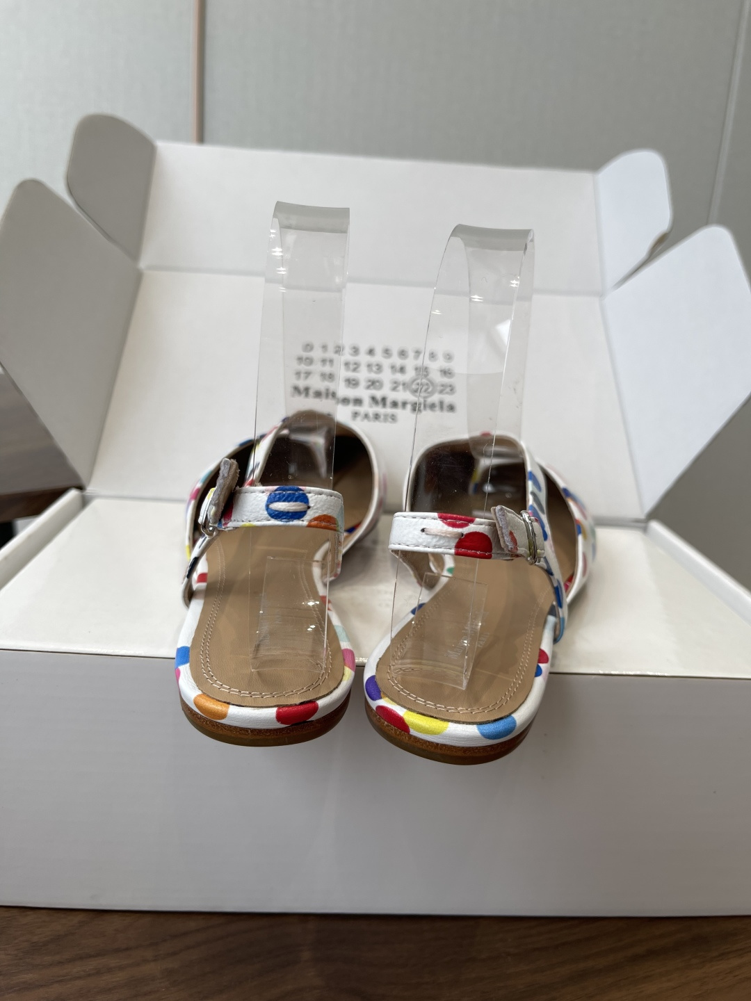 Maison Margiela26SS 春夏新款限定波点分趾鞋经典Tabi分趾造型延续品牌标志性风格,辨 Maison Margiela26SS 春夏新款限定波点分趾鞋经典Tabi分趾造型延续品牌标志性风格,辨