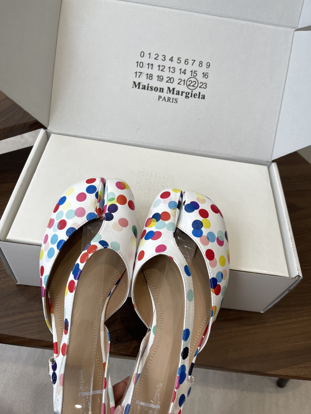 Maison Margiela26SS 春夏新款限定波点分趾鞋经典Tabi分趾造型延续品牌标志性风格,辨 Maison Margiela26SS 春夏新款限定波点分趾鞋经典Tabi分趾造型延续品牌标志性风格,辨