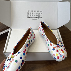 Maison Margiela26SS 春夏新款限定波点分趾鞋经典Tabi分趾造型延续品牌标志性风格,辨 Maison Margiela26SS 春夏新款限定波点分趾鞋经典Tabi分趾造型延续品牌标志性风格,辨