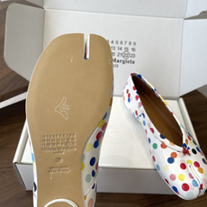 Maison Margiela26SS 春夏新款限定波点分趾鞋经典Tabi分趾造型延续品牌标志性风格,辨 Maison Margiela26SS 春夏新款限定波点分趾鞋经典Tabi分趾造型延续品牌标志性风格,辨