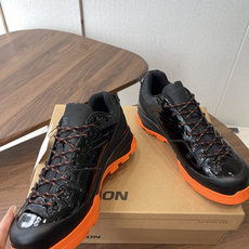 Salomon XT-4联名款,经典户外鞋型+时尚设计,黑色网布+牛漆皮拼接,透气又耐穿!彩色橡胶鞋底 Salomon XT-4联名款,经典户外鞋型+时尚设计,黑色网布+牛漆皮拼接,透气又耐穿!彩色橡胶鞋底