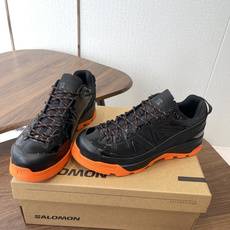 Salomon XT-4联名款,经典户外鞋型+时尚设计,黑色网布+牛漆皮拼接,透气又耐穿!彩色橡胶鞋底 Salomon XT-4联名款,经典户外鞋型+时尚设计,黑色网布+牛漆皮拼接,透气又耐穿!彩色橡胶鞋底