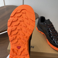 Salomon XT-4联名款,经典户外鞋型+时尚设计,黑色网布+牛漆皮拼接,透气又耐穿!彩色橡胶鞋底 Salomon XT-4联名款,经典户外鞋型+时尚设计,黑色网布+牛漆皮拼接,透气又耐穿!彩色橡胶鞋底