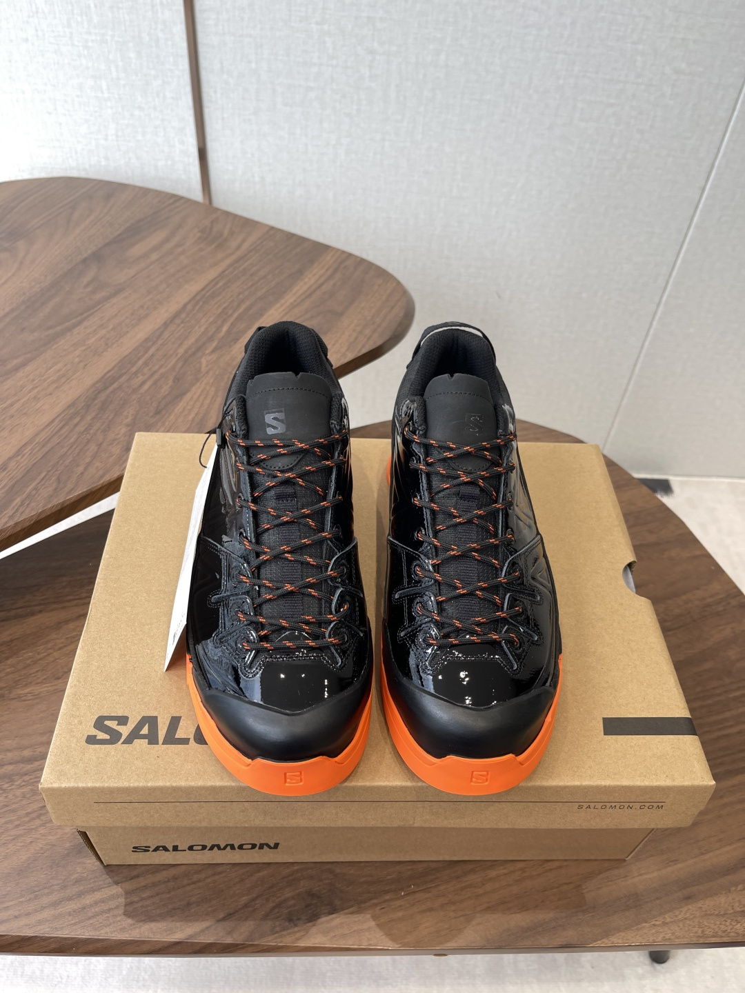 ​Salomon XT-4联名款，经典户外鞋型+时尚设计，黑色网布+牛漆皮拼接，透气又耐穿！彩色橡胶鞋底