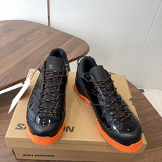 Salomon XT-4联名款,经典户外鞋型+时尚设计,黑色网布+牛漆皮拼接,透气又耐穿!彩色橡胶鞋底 Salomon XT-4联名款,经典户外鞋型+时尚设计,黑色网布+牛漆皮拼接,透气又耐穿!彩色橡胶鞋底