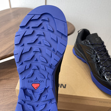 Salomon XT-4联名款,经典户外鞋型+时尚设计,黑色网布+牛漆皮拼接,透气又耐穿!彩色橡胶鞋底 Salomon XT-4联名款,经典户外鞋型+时尚设计,黑色网布+牛漆皮拼接,透气又耐穿!彩色橡胶鞋底