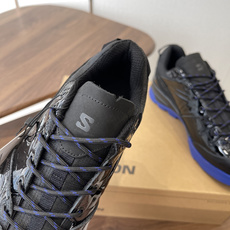Salomon XT-4联名款,经典户外鞋型+时尚设计,黑色网布+牛漆皮拼接,透气又耐穿!彩色橡胶鞋底 Salomon XT-4联名款,经典户外鞋型+时尚设计,黑色网布+牛漆皮拼接,透气又耐穿!彩色橡胶鞋底