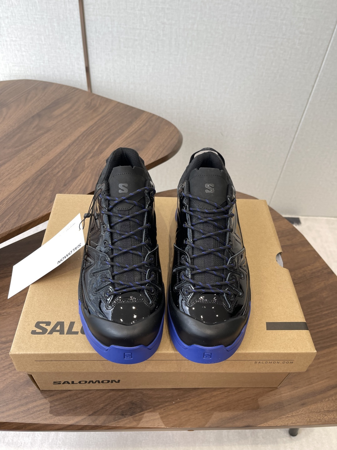 ​Salomon XT-4联名款，经典户外鞋型+时尚设计，黑色网布+牛漆皮拼接，透气又耐穿！彩色橡胶鞋底