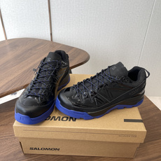 Salomon XT-4联名款,经典户外鞋型+时尚设计,黑色网布+牛漆皮拼接,透气又耐穿!彩色橡胶鞋底 Salomon XT-4联名款,经典户外鞋型+时尚设计,黑色网布+牛漆皮拼接,透气又耐穿!彩色橡胶鞋底