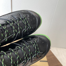 Salomon XT-4联名款,经典户外鞋型+时尚设计,黑色网布+牛漆皮拼接,透气又耐穿!彩色橡胶鞋底 Salomon XT-4联名款,经典户外鞋型+时尚设计,黑色网布+牛漆皮拼接,透气又耐穿!彩色橡胶鞋底