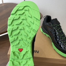 Salomon XT-4联名款,经典户外鞋型+时尚设计,黑色网布+牛漆皮拼接,透气又耐穿!彩色橡胶鞋底 Salomon XT-4联名款,经典户外鞋型+时尚设计,黑色网布+牛漆皮拼接,透气又耐穿!彩色橡胶鞋底