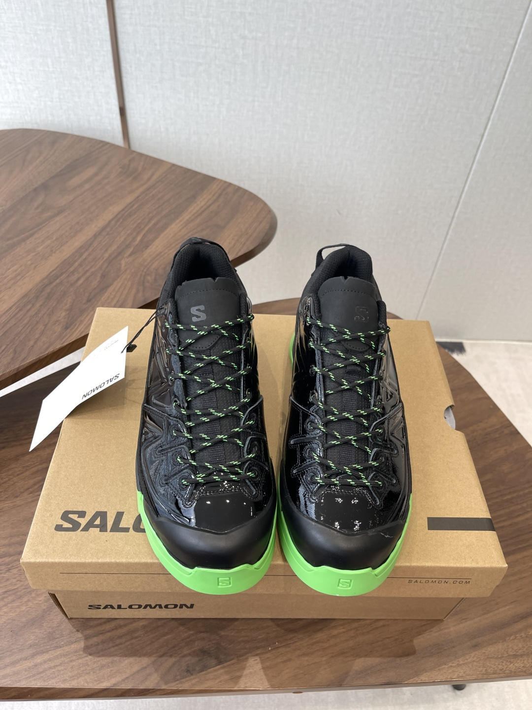 ​Salomon XT-4联名款，经典户外鞋型+时尚设计，黑色网布+牛漆皮拼接，透气又耐穿！彩色橡胶鞋底