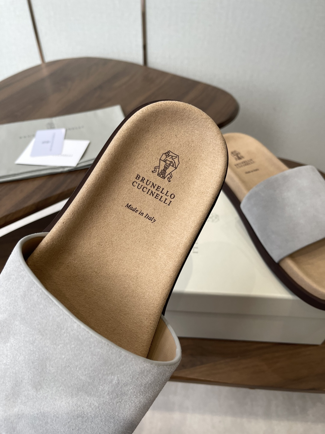 Brunello Cucinelli BC 情侣款26ss新款系列 博肯拖鞋此款凉拖鞋鞋型堪称经典，永不