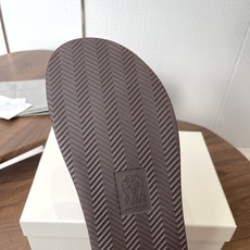 Brunello Cucinelli BC 情侣款26ss新款系列 博肯拖鞋此款凉拖鞋鞋型堪称经典,永不 Brunello Cucinelli BC 情侣款26ss新款系列 博肯拖鞋此款凉拖鞋鞋型堪称经典,永不