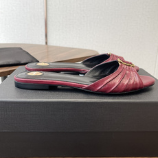 Saint Laurent26SS 早春新款平底高褶皱拖鞋Ysl鞋面的褶皱设计,像把复古画报里的精致揉进 Saint Laurent26SS 早春新款平底高褶皱拖鞋Ysl鞋面的褶皱设计,像把复古画报里的精致揉进