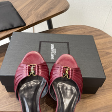 Saint Laurent26SS 早春新款平底高褶皱拖鞋Ysl鞋面的褶皱设计,像把复古画报里的精致揉进 Saint Laurent26SS 早春新款平底高褶皱拖鞋Ysl鞋面的褶皱设计,像把复古画报里的精致揉进