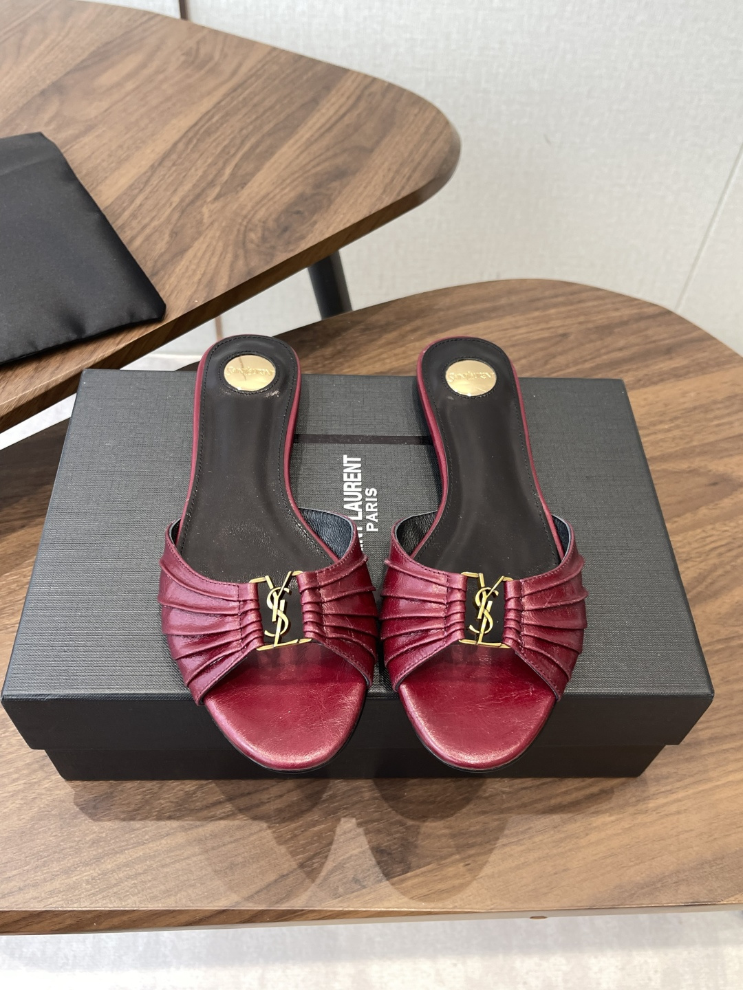 Saint Laurent26SS 早春新款平底高褶皱拖鞋Ysl鞋面的褶皱设计，像把复古画报里的精致揉进