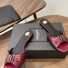 Saint Laurent26SS 早春新款平底高褶皱拖鞋Ysl鞋面的褶皱设计,像把复古画报里的精致揉进 Saint Laurent26SS 早春新款平底高褶皱拖鞋Ysl鞋面的褶皱设计,像把复古画报里的精致揉进