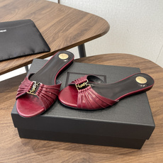 Saint Laurent26SS 早春新款平底高褶皱拖鞋Ysl鞋面的褶皱设计,像把复古画报里的精致揉进 Saint Laurent26SS 早春新款平底高褶皱拖鞋Ysl鞋面的褶皱设计,像把复古画报里的精致揉进