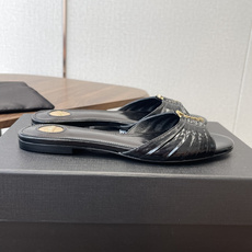 Saint Laurent26SS 早春新款平底高褶皱拖鞋Ysl鞋面的褶皱设计,像把复古画报里的精致揉进 Saint Laurent26SS 早春新款平底高褶皱拖鞋Ysl鞋面的褶皱设计,像把复古画报里的精致揉进