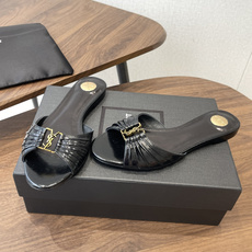 Saint Laurent26SS 早春新款平底高褶皱拖鞋Ysl鞋面的褶皱设计,像把复古画报里的精致揉进 Saint Laurent26SS 早春新款平底高褶皱拖鞋Ysl鞋面的褶皱设计,像把复古画报里的精致揉进