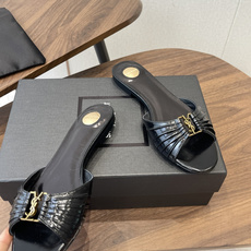 Saint Laurent26SS 早春新款平底高褶皱拖鞋Ysl鞋面的褶皱设计,像把复古画报里的精致揉进 Saint Laurent26SS 早春新款平底高褶皱拖鞋Ysl鞋面的褶皱设计,像把复古画报里的精致揉进