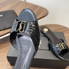 Saint Laurent26SS 早春新款平底高褶皱拖鞋Ysl鞋面的褶皱设计,像把复古画报里的精致揉进 Saint Laurent26SS 早春新款平底高褶皱拖鞋Ysl鞋面的褶皱设计,像把复古画报里的精致揉进
