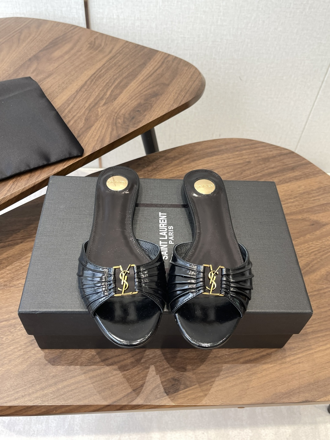 Saint Laurent26SS 早春新款平底高褶皱拖鞋Ysl鞋面的褶皱设计，像把复古画报里的精致揉进