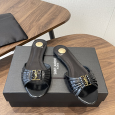 Saint Laurent26SS 早春新款平底高褶皱拖鞋Ysl鞋面的褶皱设计,像把复古画报里的精致揉进 Saint Laurent26SS 早春新款平底高褶皱拖鞋Ysl鞋面的褶皱设计,像把复古画报里的精致揉进