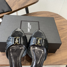 Saint Laurent26SS 早春新款平底高褶皱拖鞋Ysl鞋面的褶皱设计,像把复古画报里的精致揉进 Saint Laurent26SS 早春新款平底高褶皱拖鞋Ysl鞋面的褶皱设计,像把复古画报里的精致揉进
