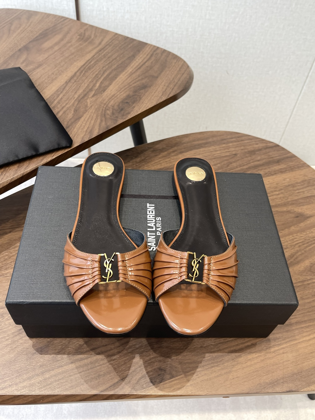 Saint Laurent26SS 早春新款平底高褶皱拖鞋Ysl鞋面的褶皱设计，像把复古画报里的精致揉进