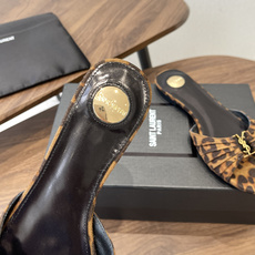 Saint Laurent26SS 早春新款平底高褶皱拖鞋Ysl鞋面的褶皱设计,像把复古画报里的精致揉进 Saint Laurent26SS 早春新款平底高褶皱拖鞋Ysl鞋面的褶皱设计,像把复古画报里的精致揉进