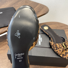 Saint Laurent26SS 早春新款平底高褶皱拖鞋Ysl鞋面的褶皱设计,像把复古画报里的精致揉进 Saint Laurent26SS 早春新款平底高褶皱拖鞋Ysl鞋面的褶皱设计,像把复古画报里的精致揉进